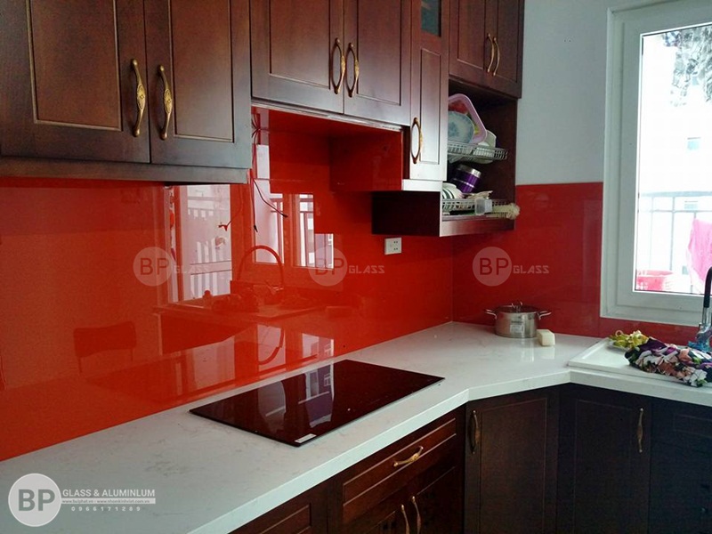 Kính bếp màu đỏ căn 10.06 HH01C tại KĐT Thanh Hà 1
